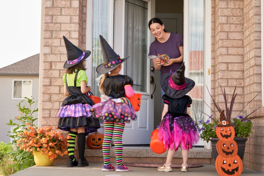3 Tips for Trick-or-Treating Parents on Halloween